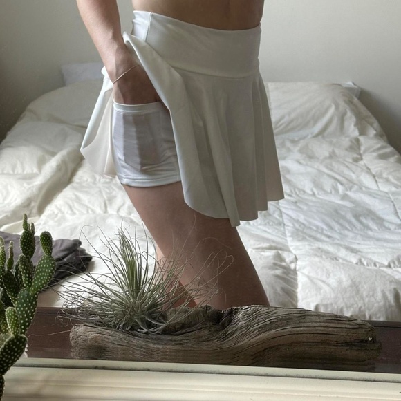 White golf skirt with built-in shorts - Picture 5 of 8